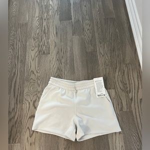 BRAND NEW WITH TAGS Lululemon Softstreme HR 4” Shorts Bone Size 8
